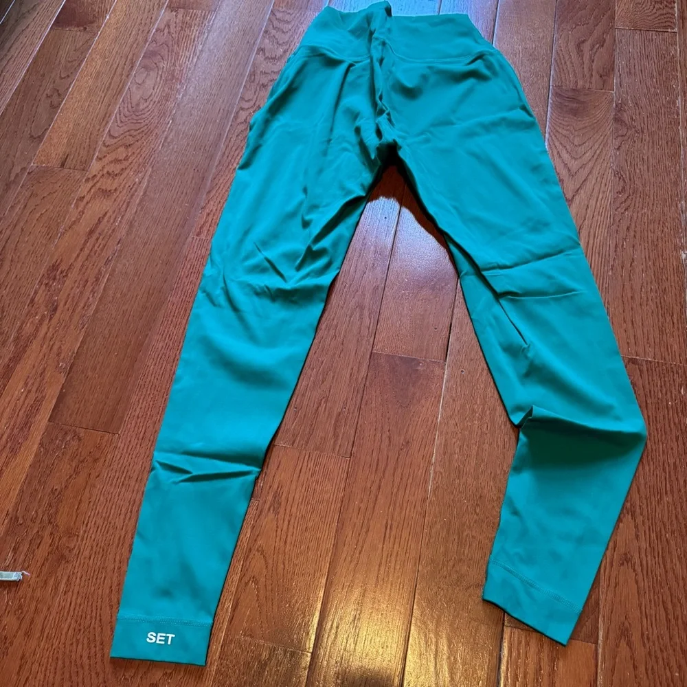 Set Active SPORTBODY DOUBLE SCOOP TANK BRA & Leggings in Palm - Picture 8 of 13